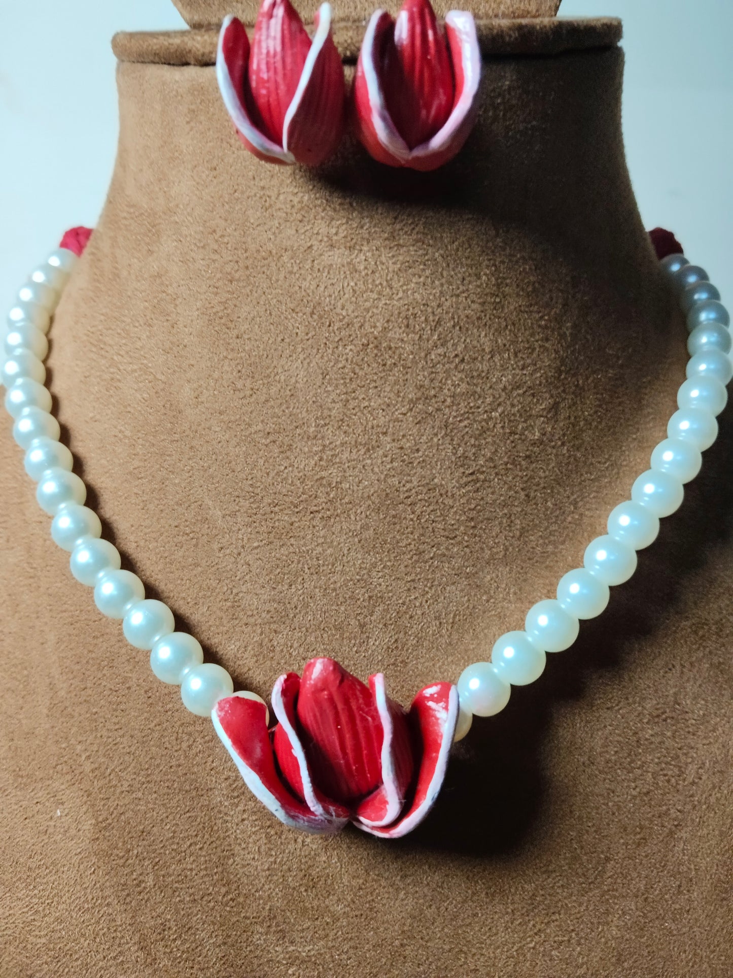 Red Clay Tulip with Pearls Necklace Set