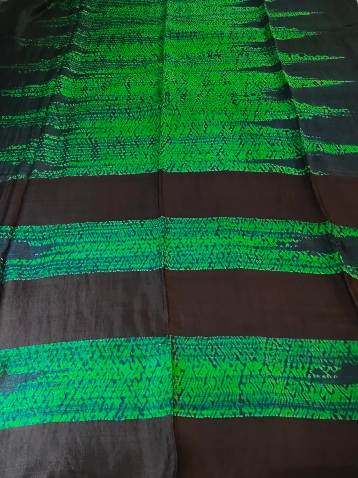 Pallu of Green & Navy Blue Handwoven Matka Silk Shibori Saree