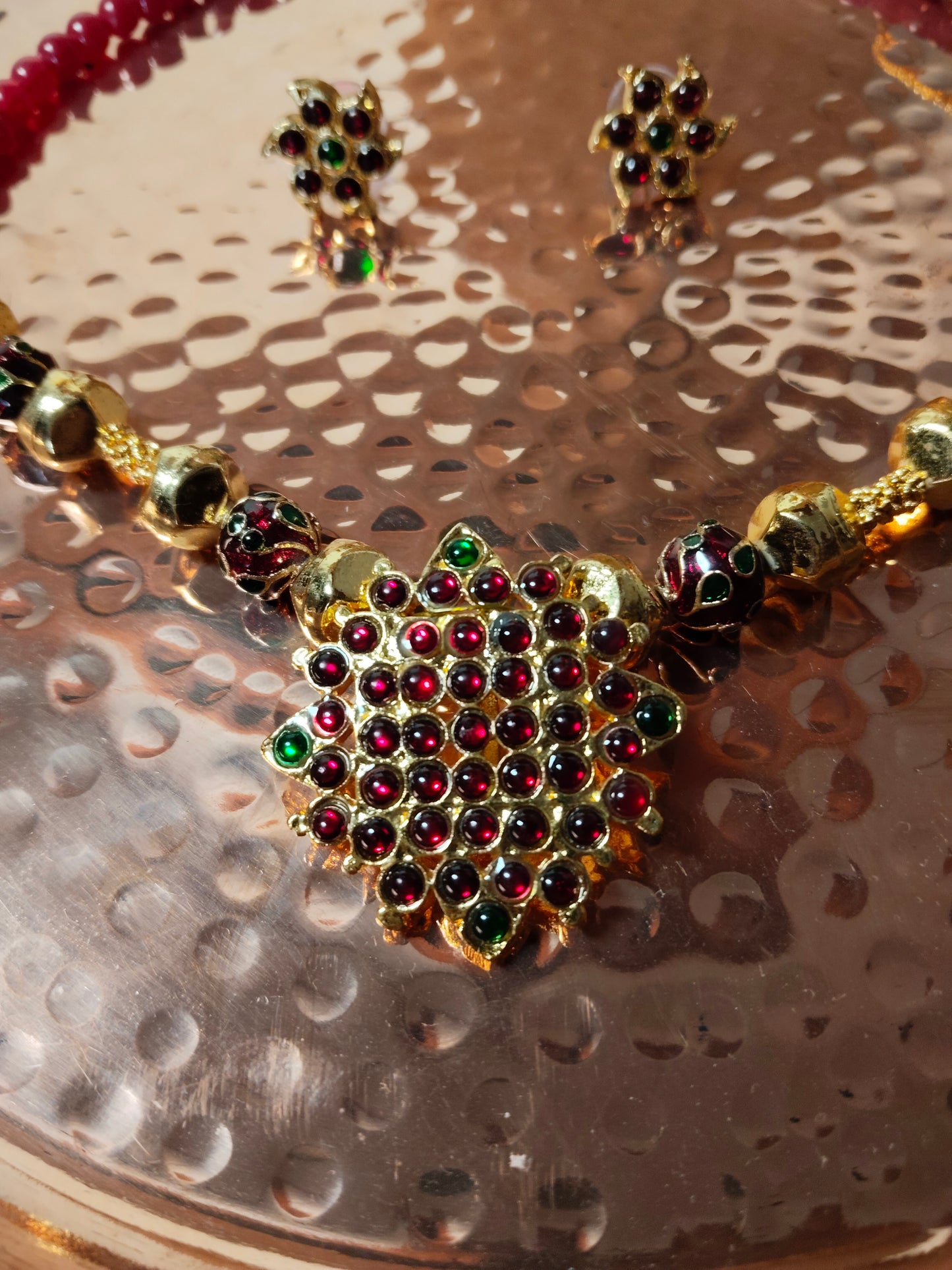 Red Green Kemp Gold Tone Rangoli Design Necklace Set